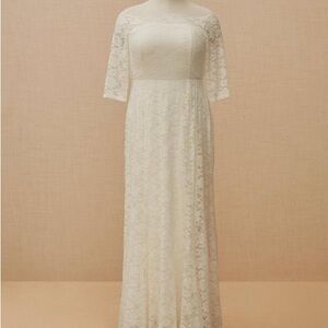 Elegant Lace wedding dress in Ivory